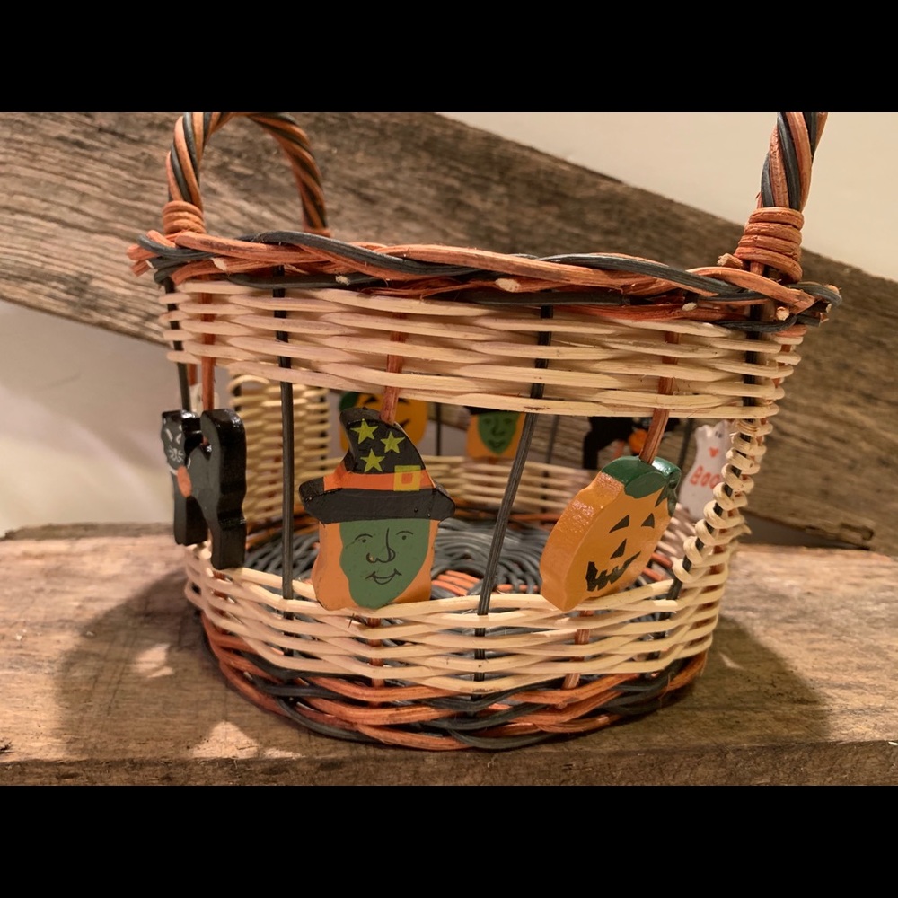 MEDIUM WOVEN HALLOWEEN BASKET. - Picture 3 of 9